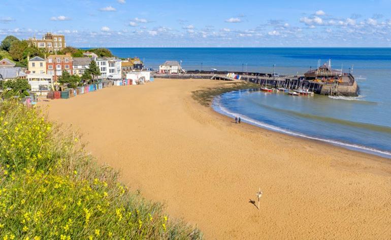 Pickwick's Place By The Sea Holiday home *
